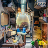 Miniaturmodell eines futuristischen Raumschiffinnenraums mit Schreibtisch und einer Gänsefigur