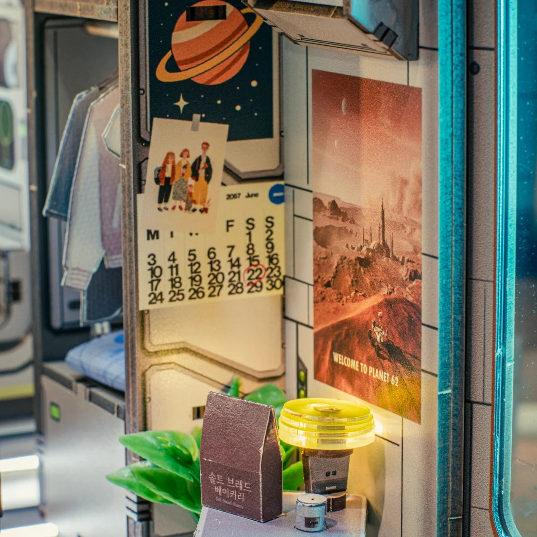 Miniaturraum mit Weltraumplakaten Kalender und kleiner Lampe