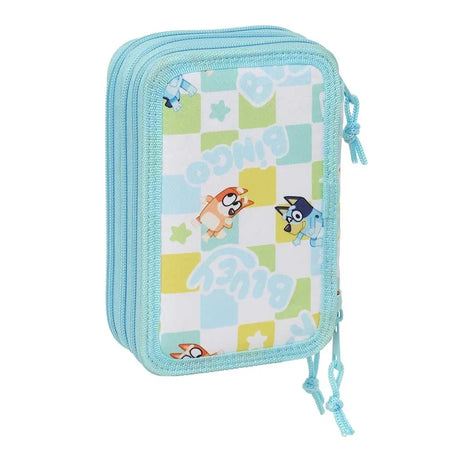 Blaues Federmäppchen mit Bluey und Bingo auf kariertem Muster