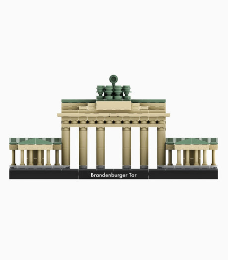 Brandenburger Tor aus Klemmbausteinen in der Frontansicht mit Säulen, Quadriga und Namensschild