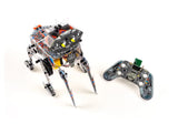 CircuitMess Charlie Roboter auf sechs Beinen und seine Funkfernbedienung im Vergleich der Grösse
