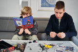 Zwei Jugendliche bauen den CircuitMess Charlie Bausatz zusammen und lesen die Bauanleitung