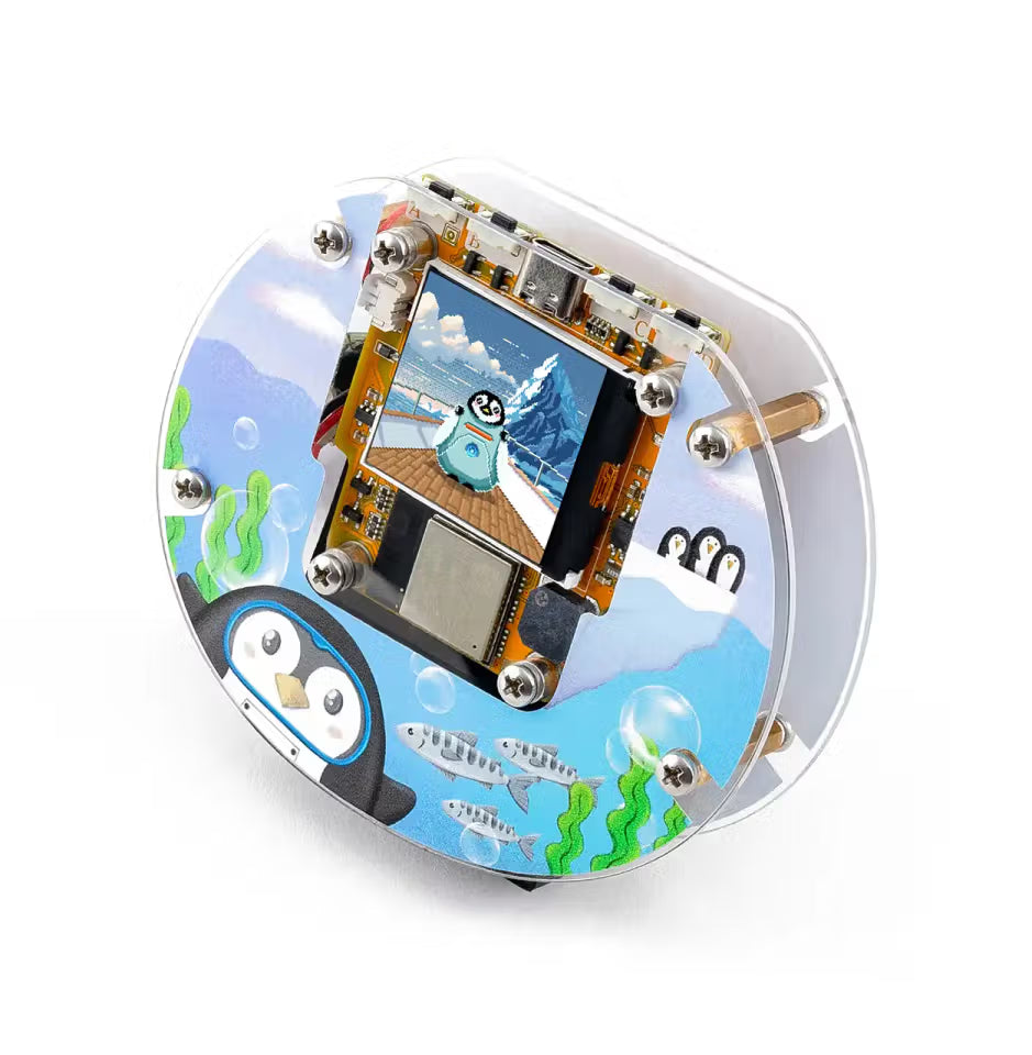CircuitMess Codee im Schrägbild mit sichtbarer Platine und Pinguin-Sticker-Motiv