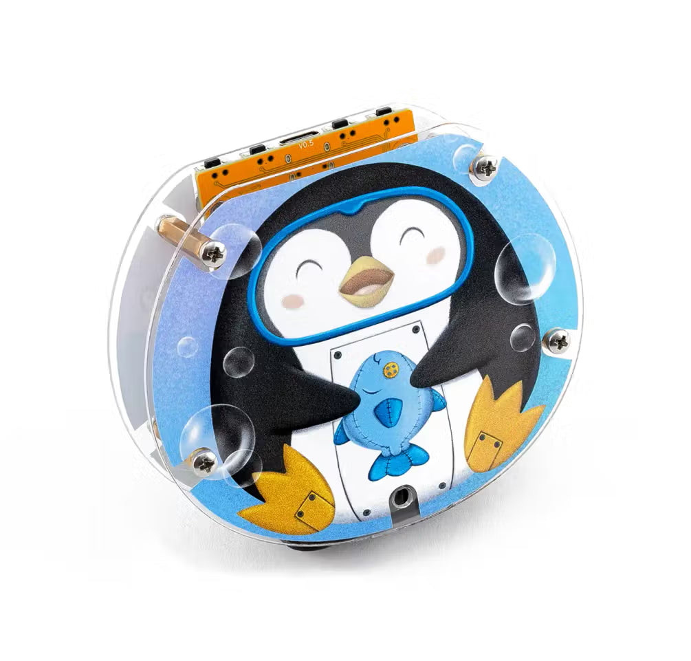 CircuitMess Codee mit alternativem Sticker-Design eines Pinguins mit Taucherbrille