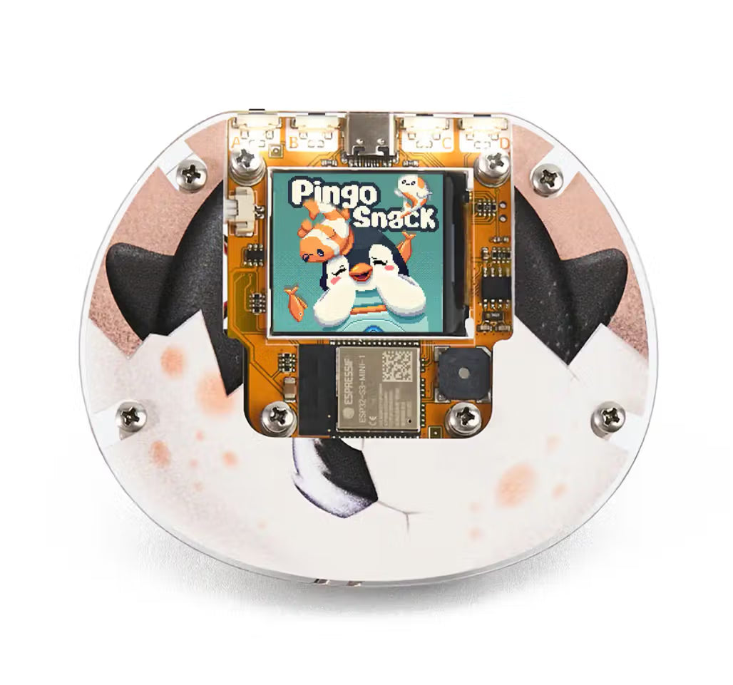 CircuitMess Codee mit dem vorinstallierten Mini-Spiel "Pingo Snack" auf dem Display
