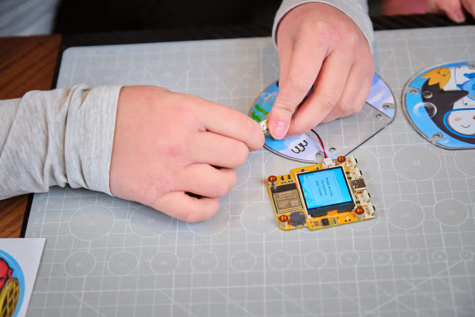 Kind baut die CircuitMess Codee Platine mit Display und Sticker-Gehäuse zusammen