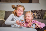 Zwei Mädchen spielen gemeinsam mit ihren CircuitMess Codee virtuellen Haustieren