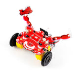 CircuitMess Dusty Roboterkrabbe mit Sticker-Krabbe an der Antenne im Schrägbild