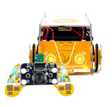 CircuitMess Planck Retro-Bulli-Roboter mit leuchtenden Scheinwerfern neben der dazugehörigen Funkfernbedienung