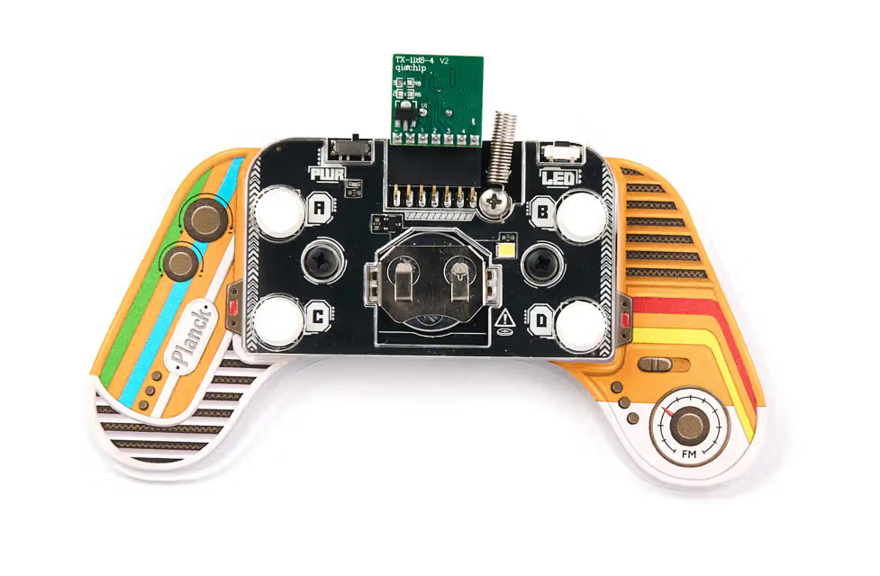 Nahaufnahme der CircuitMess Planck Funkfernbedienung mit Platine, Tasten und Antenne