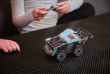 Kind steuert das CircuitMess Sparkly Roboterauto mit der selbstgebauten Funkfernbedienung