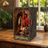 Der Herr der Ringe Book Nook Balrog auf Schreibtisch mit Gandalf-Szene „Du kommst nicht vorbei" und feurigem Balrog