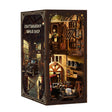 Miniatur-Buchstütze mit Werkstattmotiv und Oldtimern
