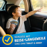 Junge zeigt aus dem Autofenster und hält Fensterforscher-Spielkarten, Text "Schluss mit Reise-Langeweile – ganz ohne Tablet & Handy"