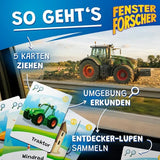 Spielanleitung des Fensterforscher mit Traktor-Spielkarte vor echtem Traktor auf dem Feld, Schritte "5 Karten ziehen, Umgebung erkunden, Entdecker-Lupen sammeln"