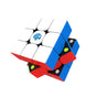 Rubikswürfel mit weißen, roten und blauen Seiten, das GAN-Logo ist auf der weißen Seite zu sehen