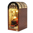 Harry Potter Book Nook Gleis 9¾ Bausatz mit Hogwarts Express, LED-Beleuchtung und Backsteinfassade – Buchstütze im Bahnhofsdesign