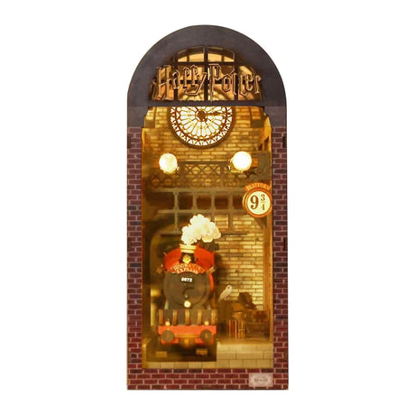 Harry Potter Gleis 9¾ Book Nook Frontansicht mit Hogwarts Express, Plattform-Schild 9¾ und beleuchteter Bahnhofshalle