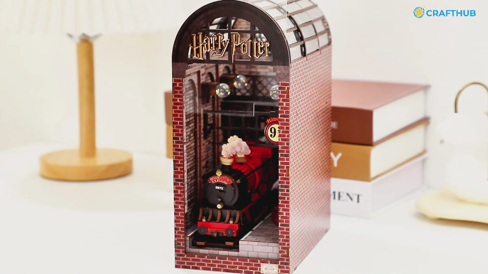Harry Potter Buchstütze mit Hogwarts Express Modell in einem Bahnhofsgebäude aus Ziegelsteinen