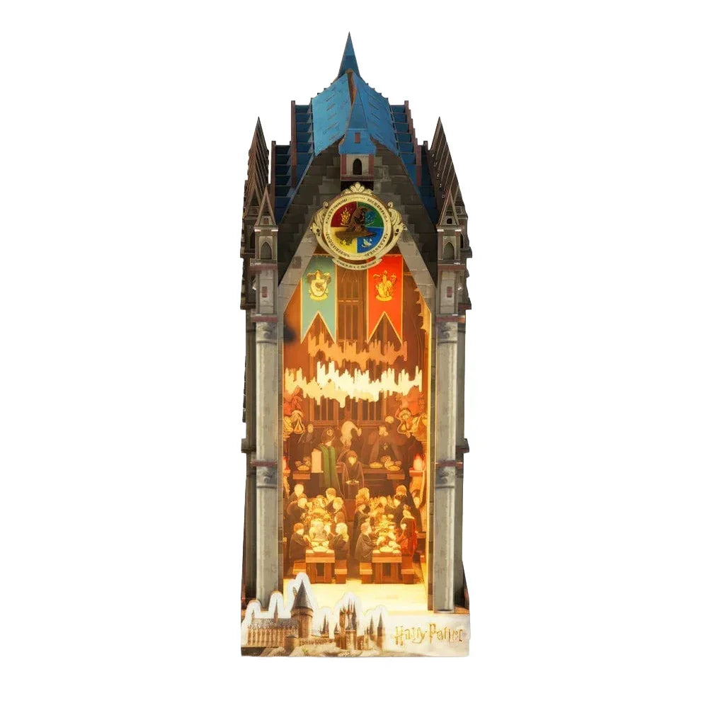 Harry Potter Book Nook Grosse Halle – beleuchtetes Buchregal-Diorama mit Hauswappen, Sprechendem Hut und Hogwarts-Schloss, Frontansicht