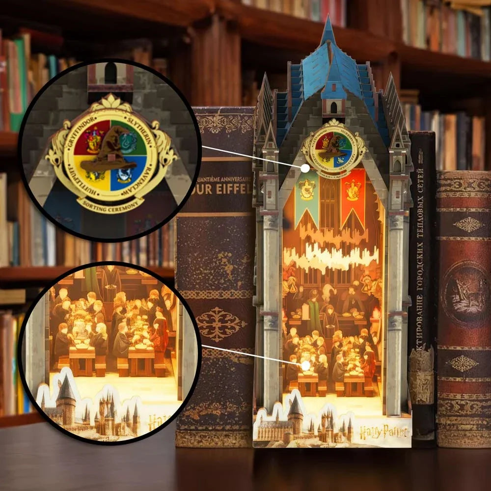 Harry Potter Book Nook Grosse Halle im Bücherregal mit Detailansichten von Hauswappen-Emblem und Grosser Halle mit langen Tischen