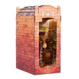Harry Potter Book Nook Winkelgasse – beleuchtetes Buchregal-Diorama mit Backsteinfassade, Zaubereigeschäften und Eule, Seitenansicht