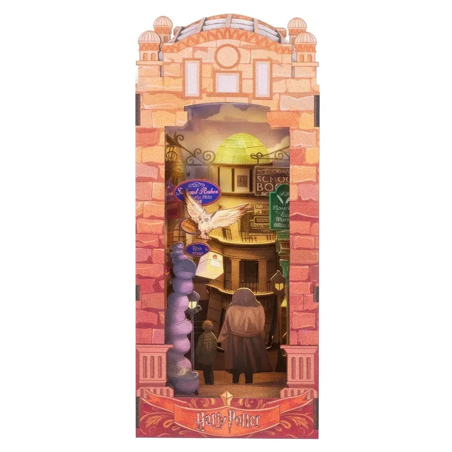 Harry Potter Book Nook Winkelgasse – Frontansicht des Dioramas mit Ladenschildern, fliegender Eule und Figuren in der Zaubererstrasse