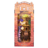 Harry Potter Book Nook Winkelgasse – Frontansicht des Dioramas mit Ladenschildern, fliegender Eule und Figuren in der Zaubererstrasse