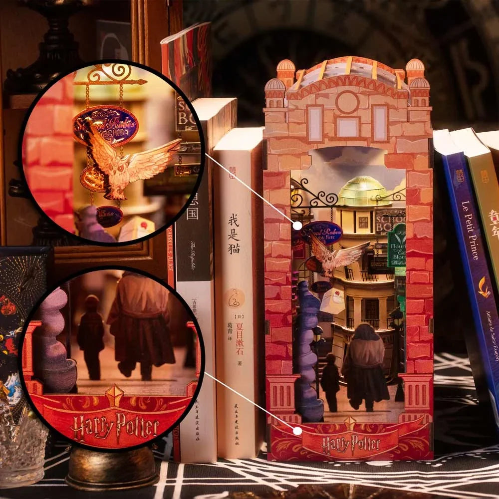 Harry Potter Book Nook Winkelgasse im Bücherregal mit Detailansichten von Eulen-Ladenschild und Figuren in der Winkelgasse