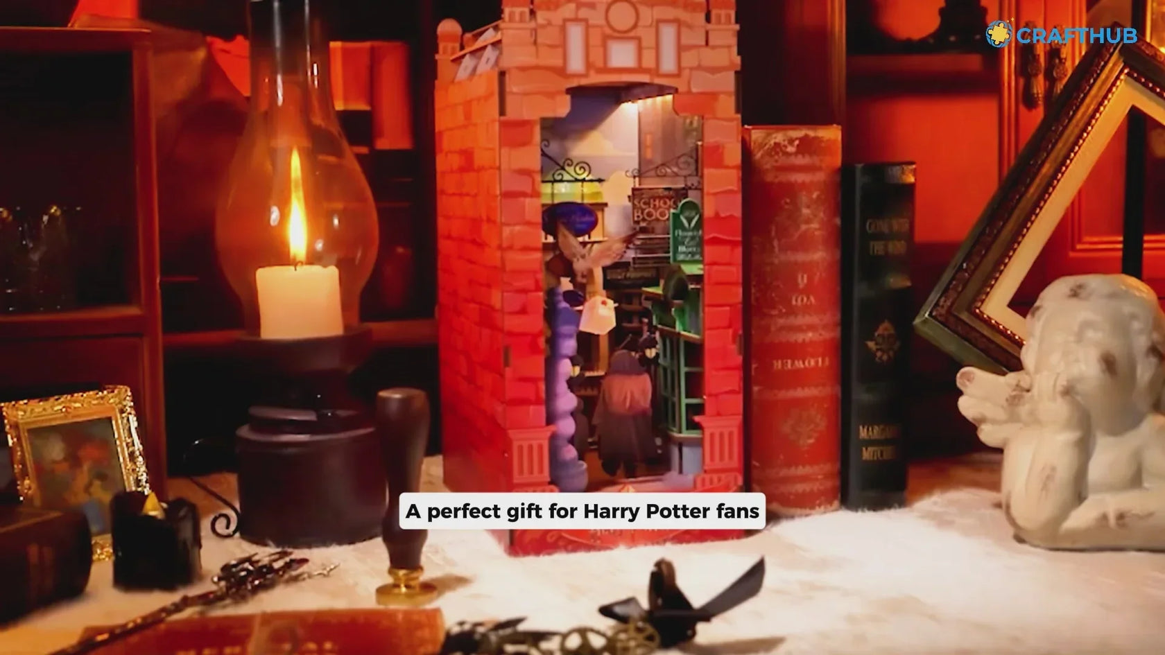 Beleuchtetes Buchstützen Diorama im Harry Potter Design zwischen alten Büchern