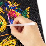 Harry Potter Hogwarts Wappen Diamond Painting Nahaufnahme mit Diamant-Malstift beim Setzen der glitzernden Steinchen