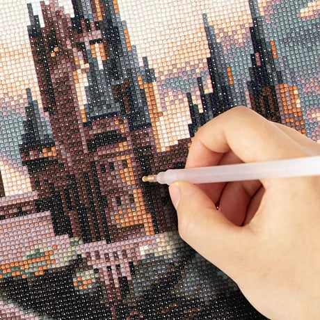 Harry Potter Schloss Hogwarts Diamond Painting Nahaufnahme mit Diamant-Malstift beim Setzen der glitzernden Steinchen