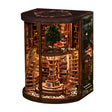 Miniatur-Bücherregal mit Wendeltreppe und Baum in der Mitte