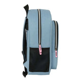 Hellblauer Rucksack mit schwarzen Reißverschlüssen und pinken Anhängern