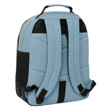 Rückseite eines hellblauen Rucksacks mit schwarzen Trägern und Netzseitentasche