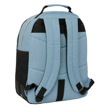 Rückseite eines hellblauen Rucksacks mit schwarzen Trägern und Netzseitentasche