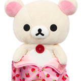 Korilakkuma dans un sac de couchage fraise - peluche