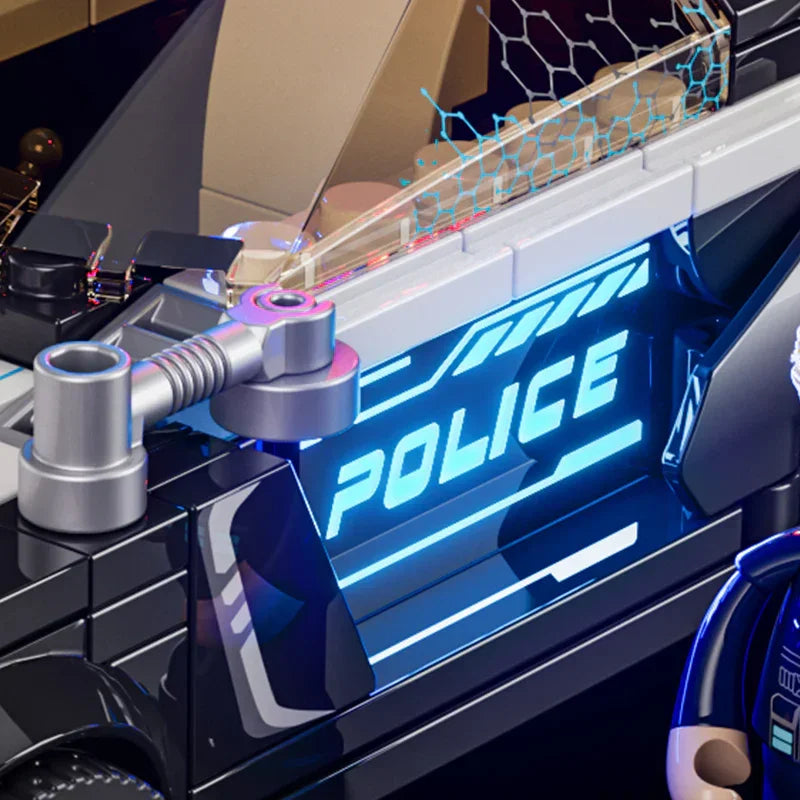 Nahaufnahme eines Polizeiautos mit leuchtendem Polizeischriftzug an der Seite