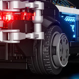 Nahaufnahme eines Spielzeugautos mit leuchtenden roten und blauen Lichtern und einem Rad