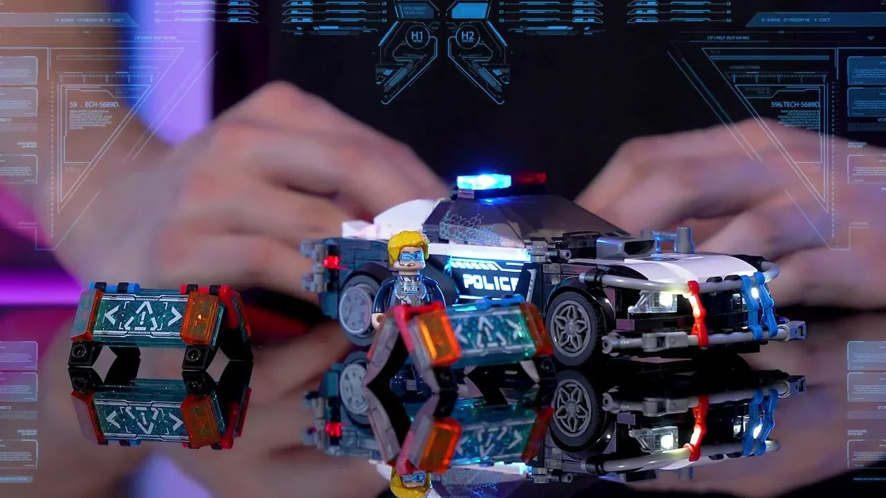 Lego Polizeiauto mit Lichtern und einer Lego Figur auf einer reflektierenden Oberfläche