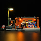Lego-Szene mit beleuchteter Laterne, DJ, Motorrad und Figuren vor einer Backsteinwand mit Graffiti