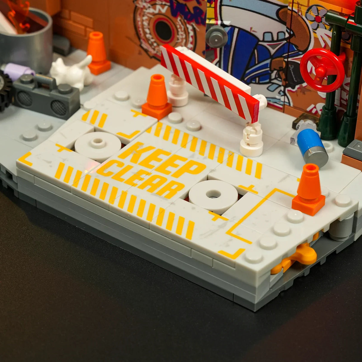 Lego-Szene mit Absperrung, Verkehrshütchen und der Aufschrift Keep Clear