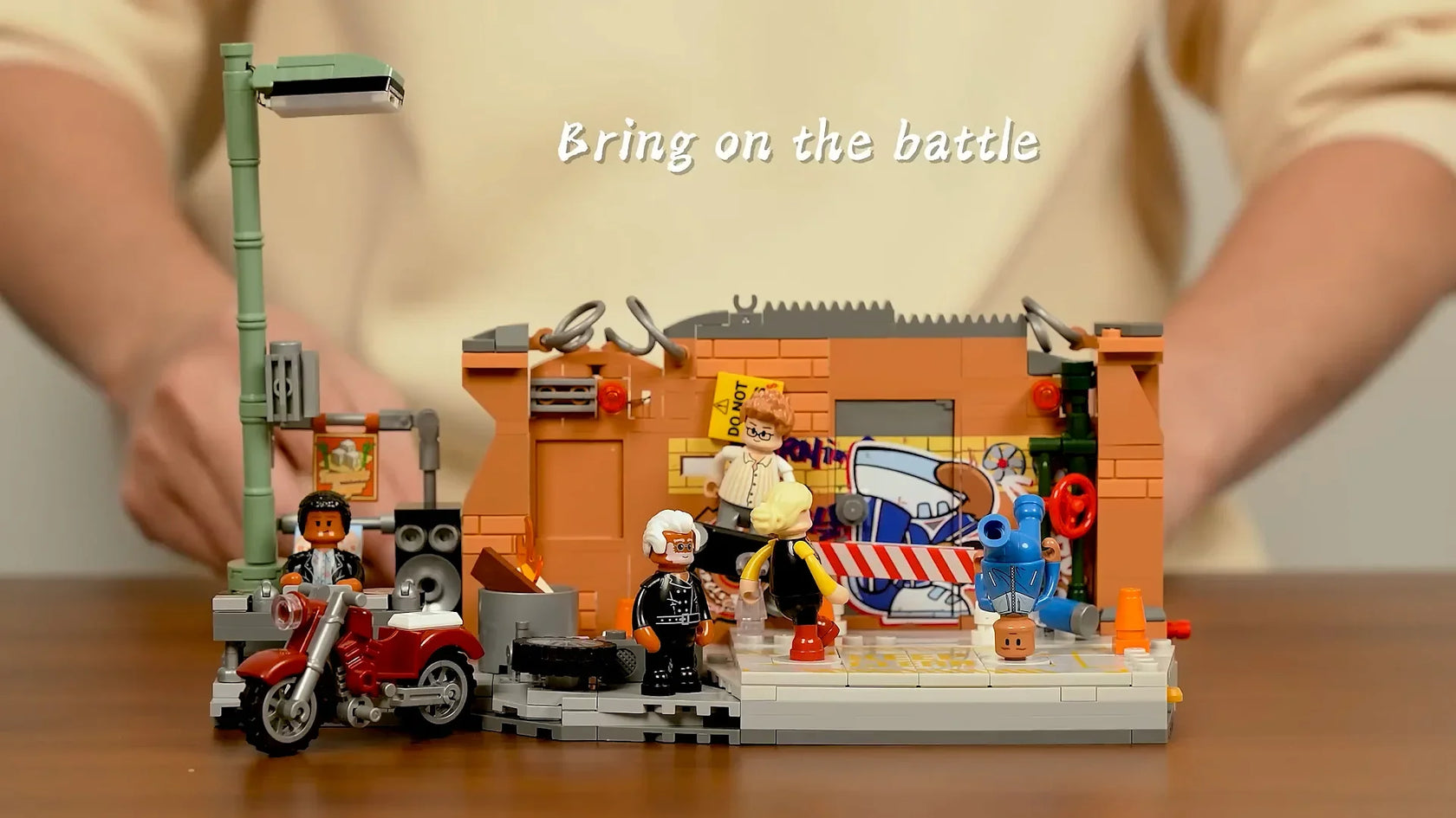 Lego-Set mit vier Figuren, Motorrad, Laternenpfahl und Gebäudeteil