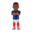 Sammelfigur von Kylian Mbappe im blauen Trikot der französischen Nationalmannschaft mit verschränkten Armen