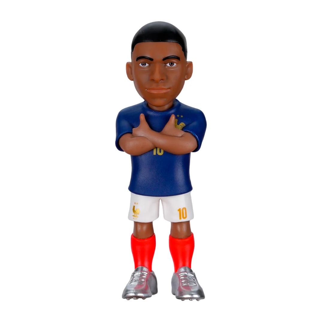 Sammelfigur von Kylian Mbappe im blauen Trikot der französischen Nationalmannschaft mit verschränkten Armen