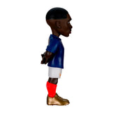 Sammelfigur eines Fußballers in blauem Trikot mit weißen Shorts und roten Stutzen in Seitenansicht