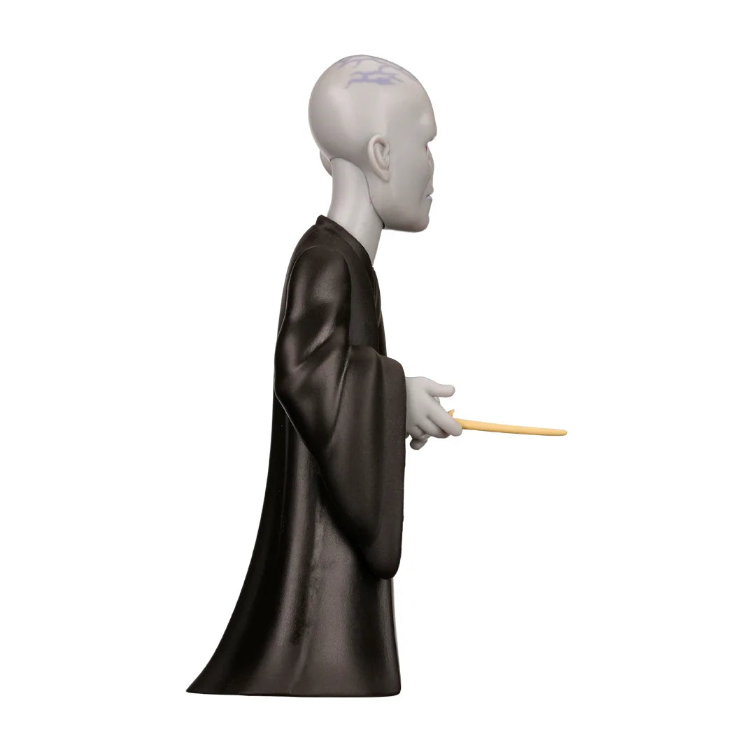 Lord Voldemort Sammelfigur in Seitenansicht mit schwarzem Umhang und Zauberstab