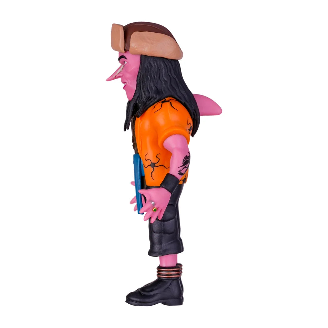 Rosa Spielfigur mit langem schwarzem Haar orangefarbenem T-Shirt und brauner Mütze in Seitenansicht