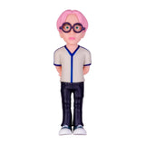 Sammelfigur mit rosa Haaren und Brille in einem hellen T-Shirt und dunkler Hose