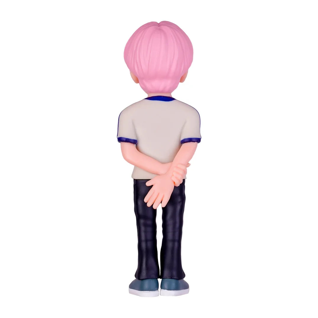 Rueckansicht einer Spielfigur mit rosa Haaren in weissem T-Shirt und dunkler Hose
